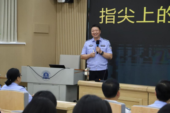 欧冠举办“指尖上的视界”摄影主题暨“大艺展”作品指导专题讲座